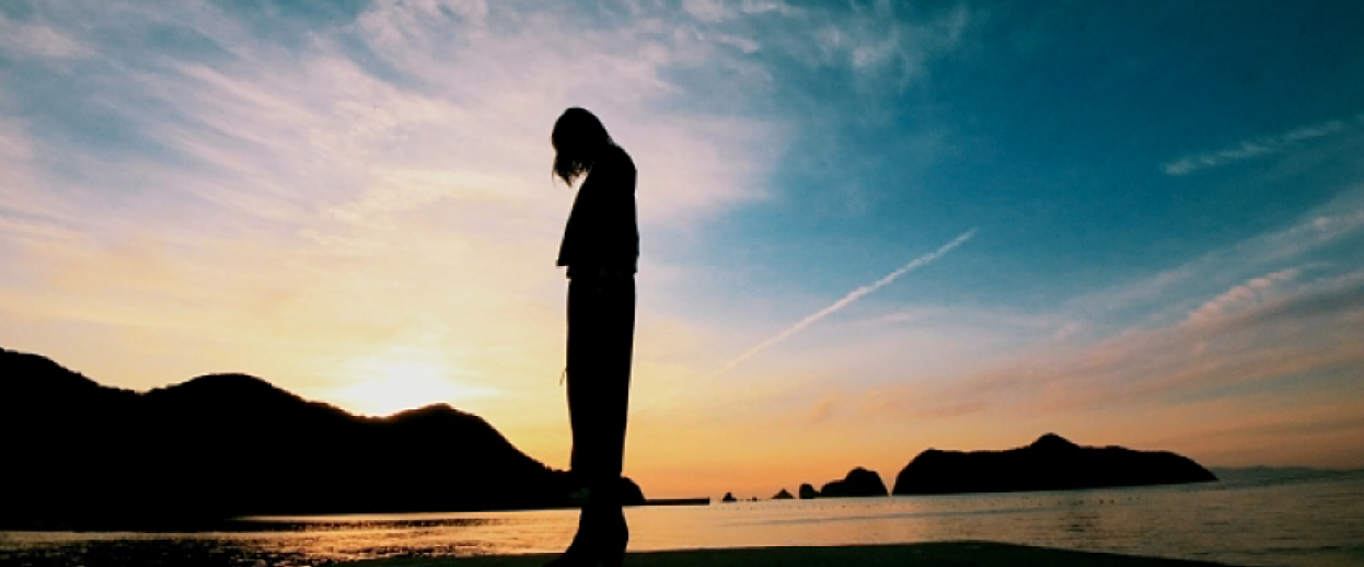 塾に電話をかけるお母さん