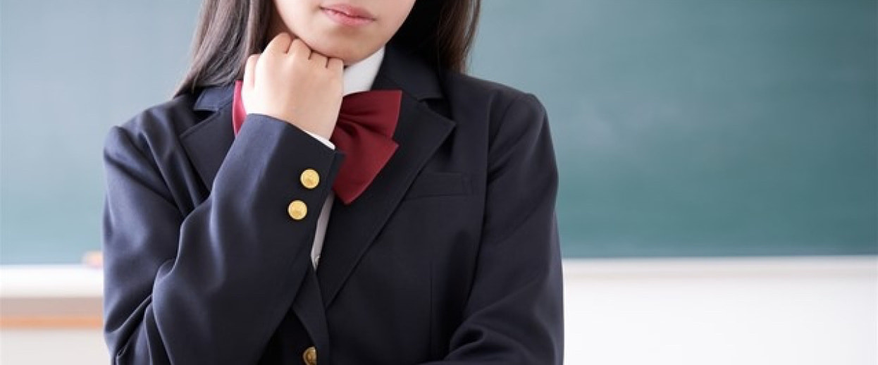 塾に電話をかけるお母さん