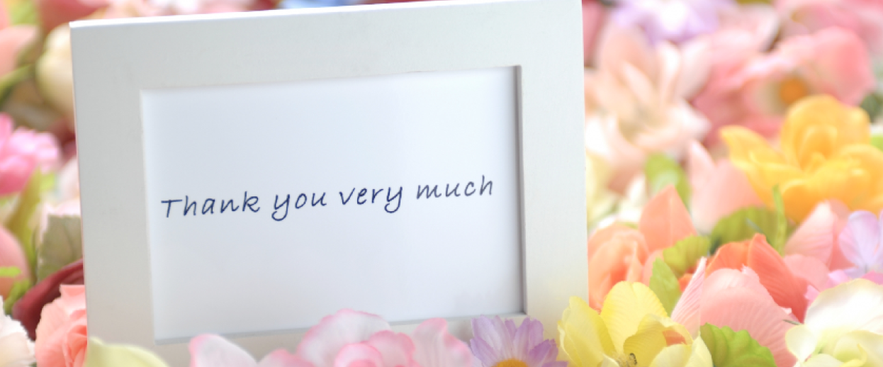 塾に電話をかけるお母さん