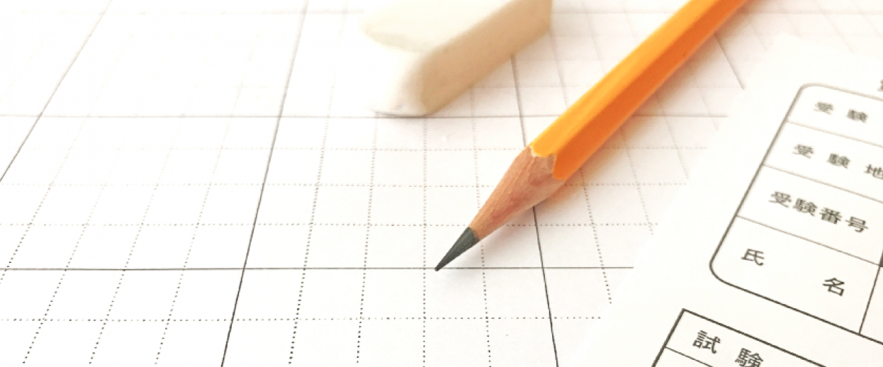 塾に電話をかけるお母さん