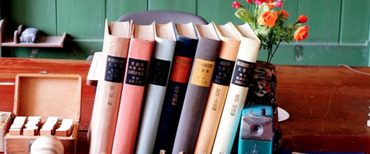 塾に電話をかけるお母さん