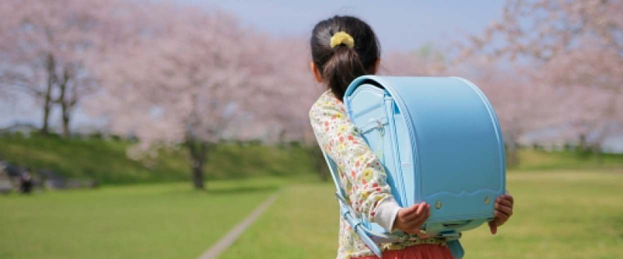 塾に電話をかけるお母さん