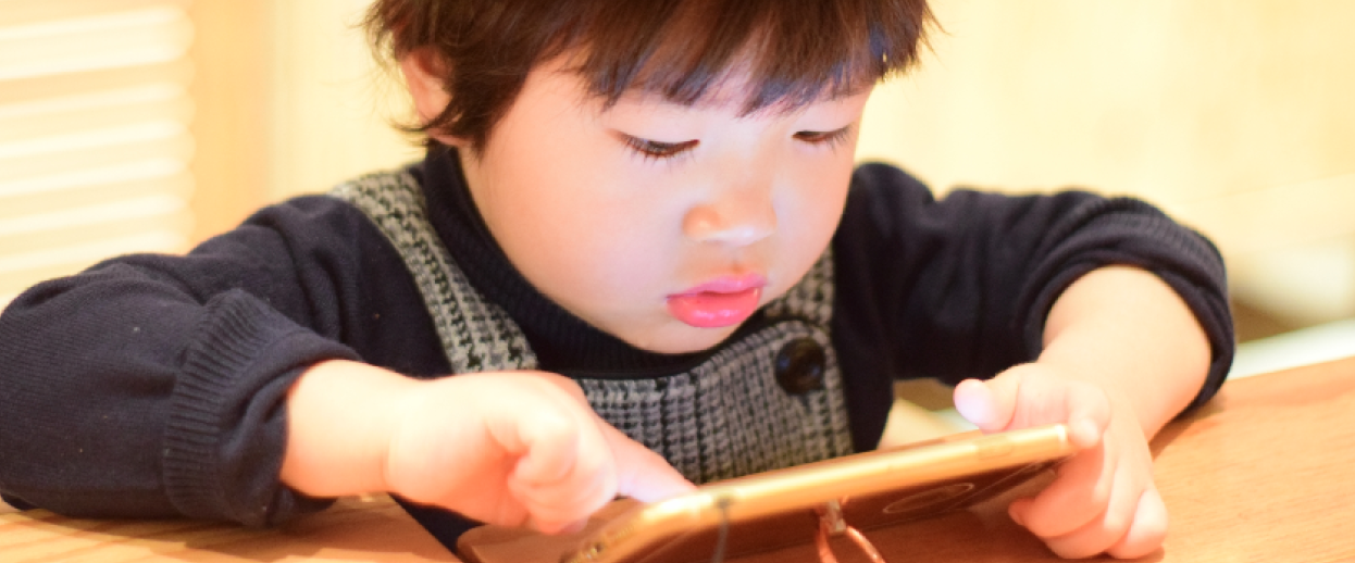 塾に電話をかけるお母さん