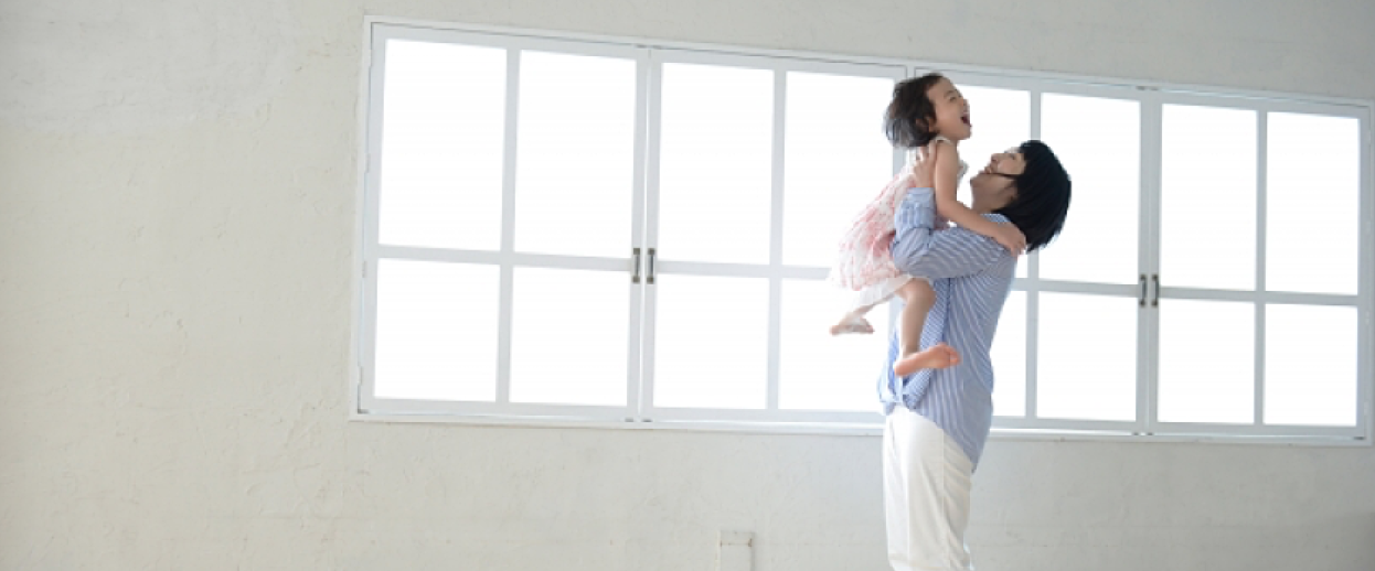 塾に電話をかけるお母さん