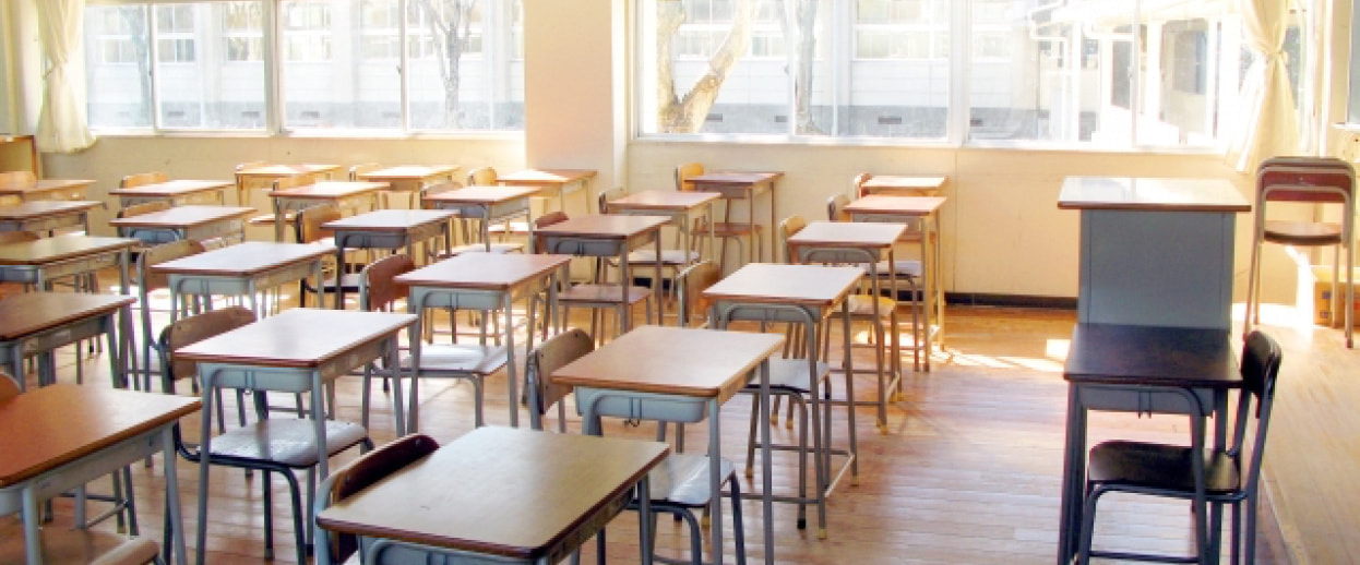 塾に電話をかけるお母さん