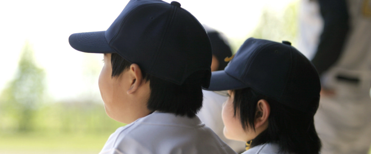 塾に電話をかけるお母さん