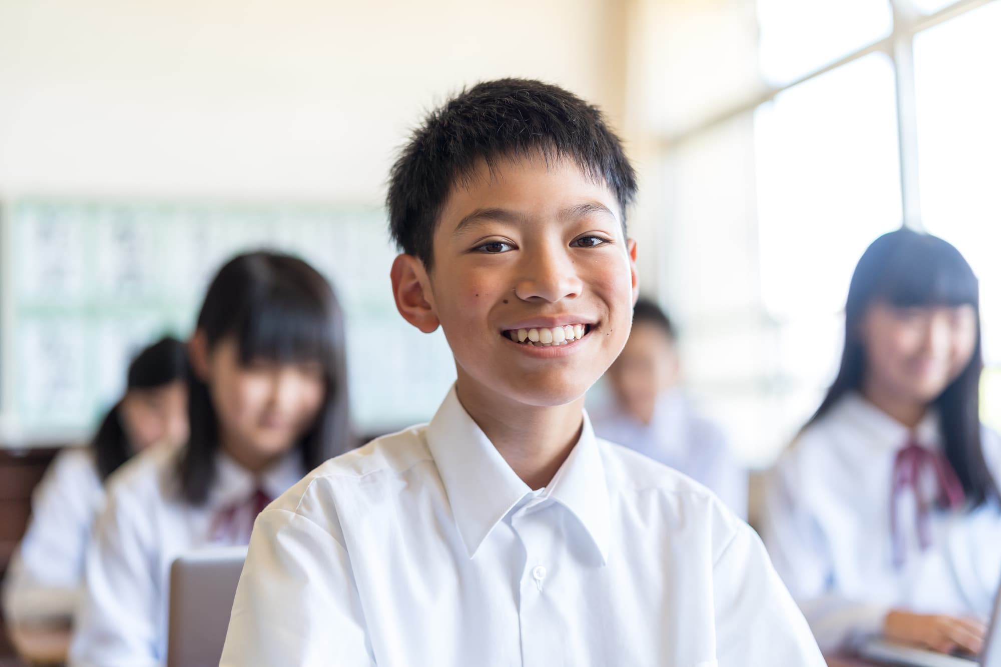 ノートを取る小学生