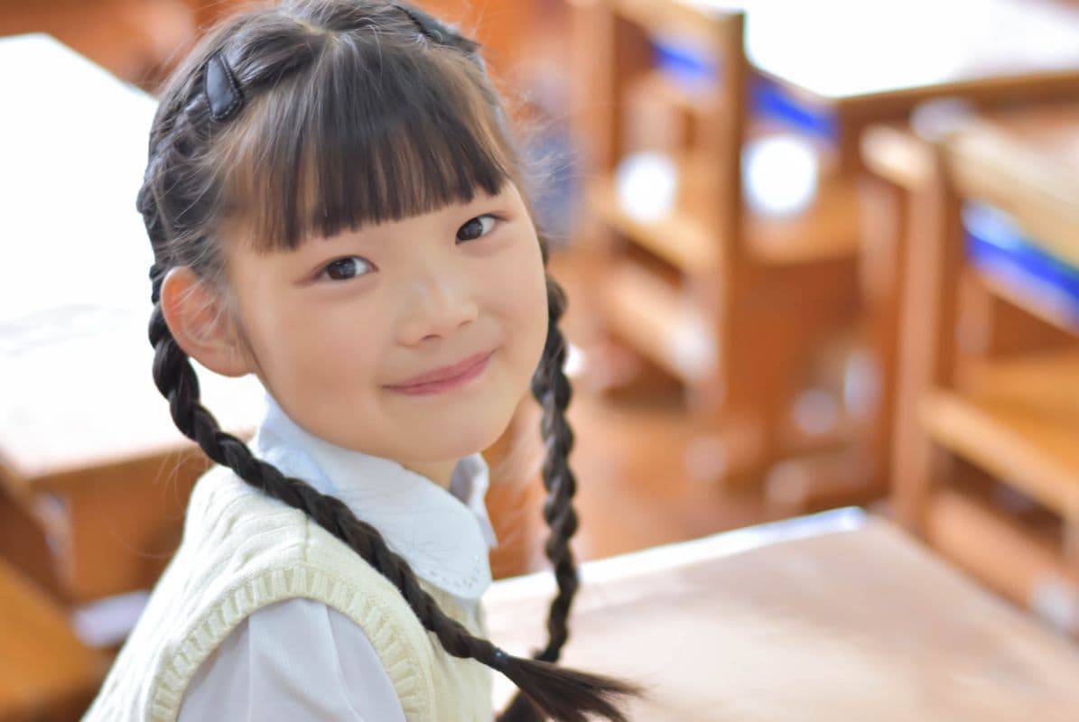 先生に教えてもらう小学生